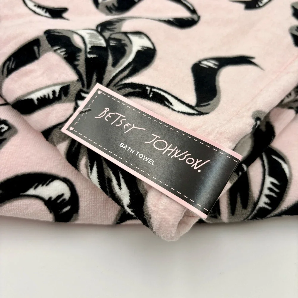 Betsey Johnson Pink Black White Bow Ribbon Print Cotton Bath Towels Set of 2